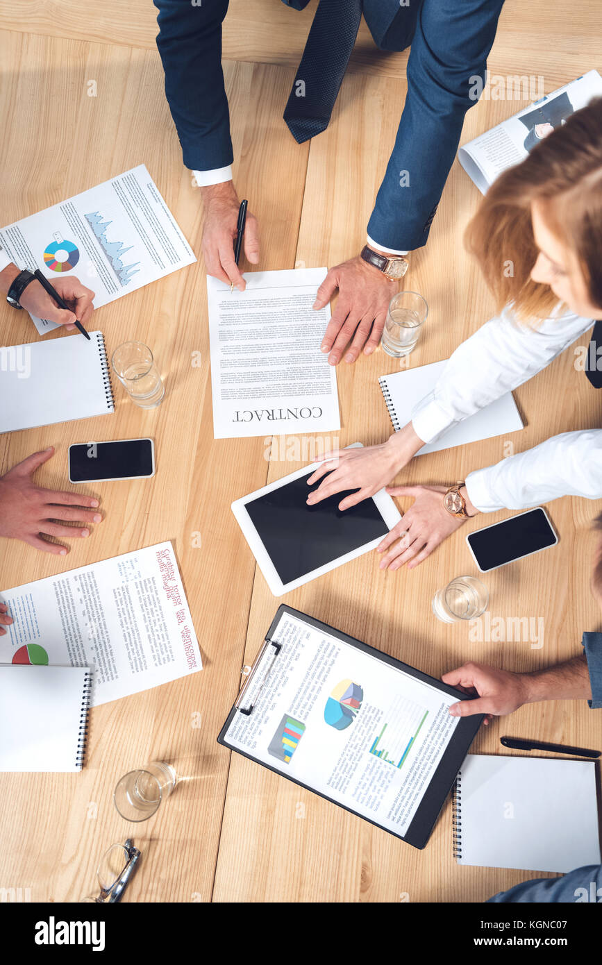 Businesspeople having conversation Banque D'Images