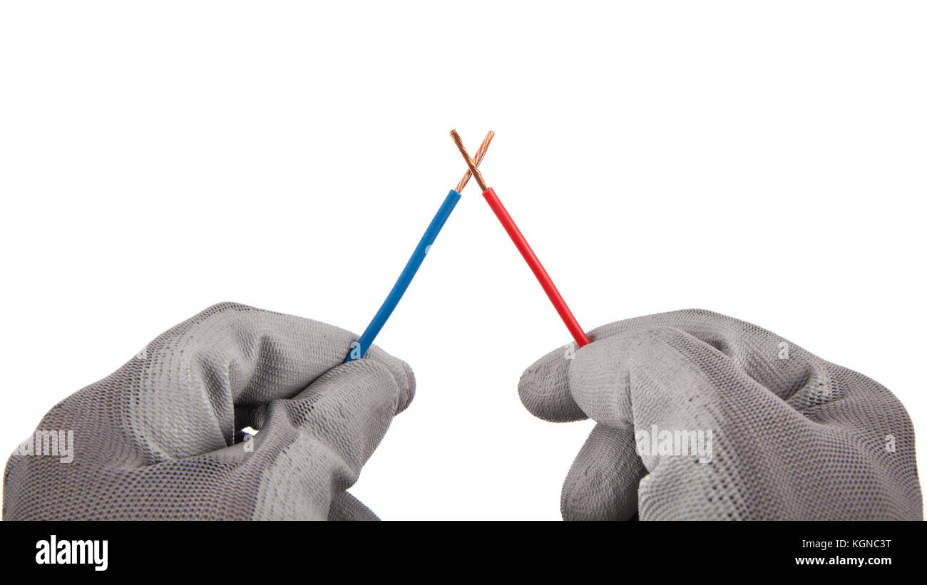 Rouge et bleu fils croisés en position de court-circuit dans les mains avec des gants de isolated on white Banque D'Images