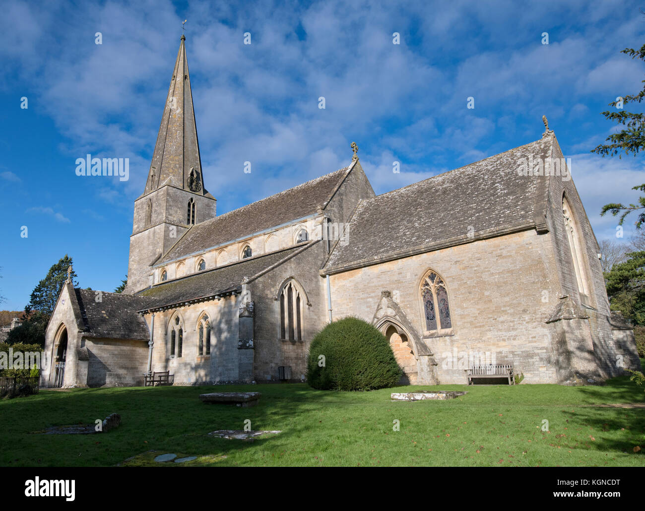 All Saints Church en automne. Bisley, Cotswolds, Gloucestershire, Angleterre Banque D'Images