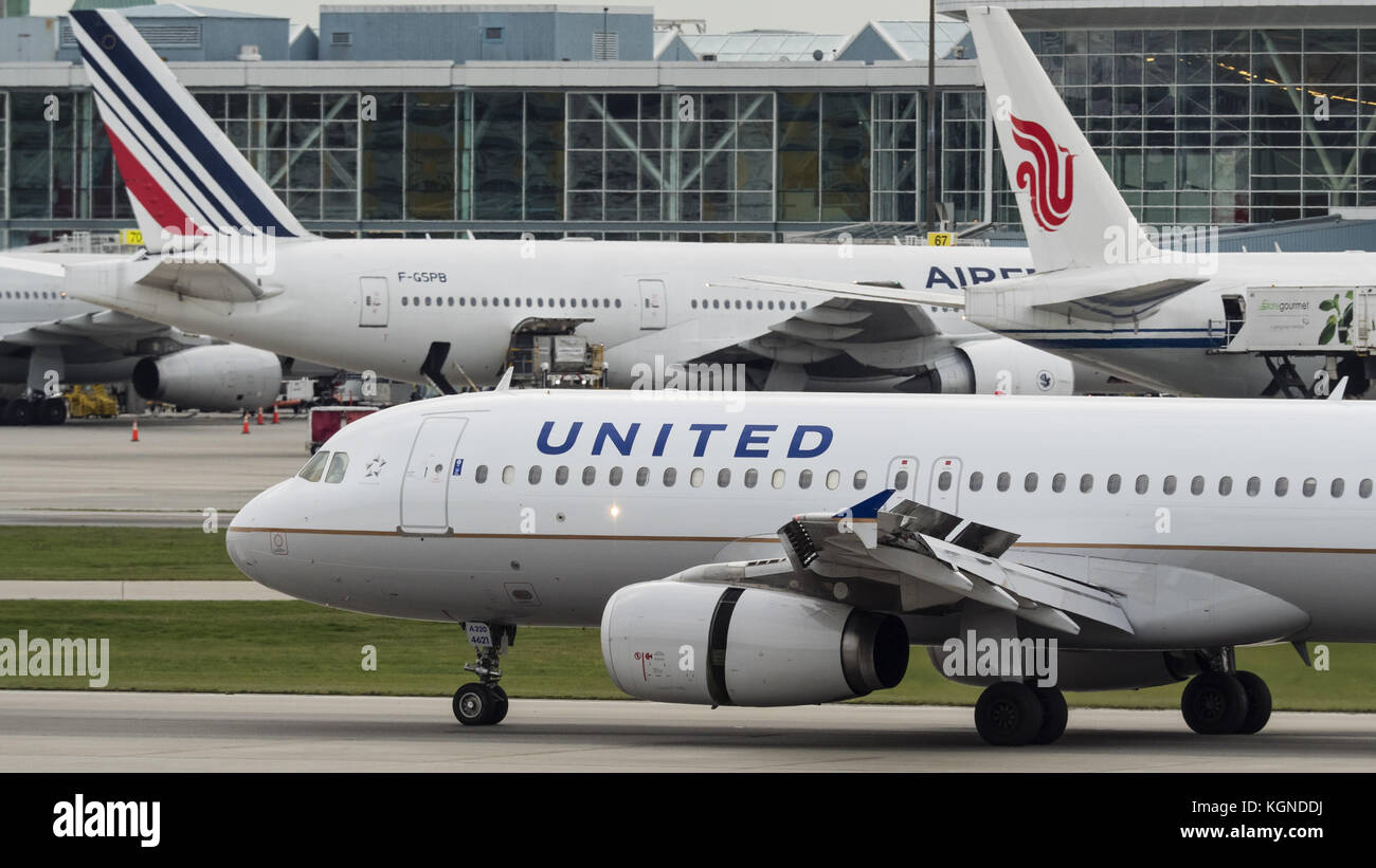 Le 3 novembre 2017 - Richmond, Colombie-Britannique, Canada - Un avion de ligne monocouloir Airbus A320 de United Airlines atterrit à l'aéroport international de Vancouver. En arrière-plan : Boeing 777 d'Air China et d'Air France amarrés au terminal international de l'aéroport. (Crédit image : © Bayne Stanley via ZUMA Wire) Banque D'Images