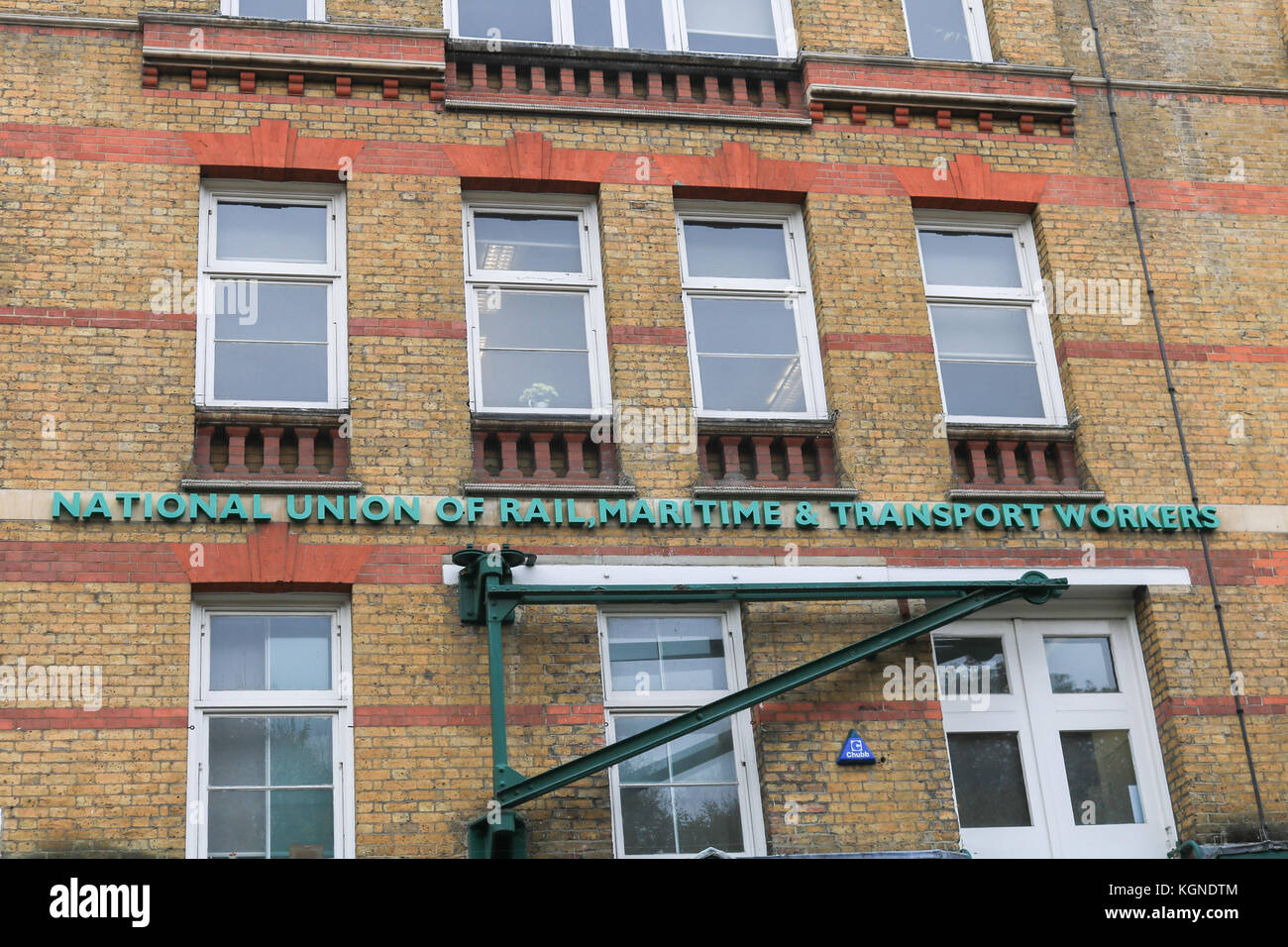 Londres, Royaume-Uni. 9 nov, 2017 Administration centrale de l'équipe de Londres.. membres du rmt rail, maritime and transport union européenne travaillant dans le sud de South Western Railway, et une plus grande anglia ont organisé une deuxième journée d'action les membres de l'équipe de .sortit du mercredi pour 48 heures grève dans un conflit au chauffeur-seulement les trains. crédit : amer ghazzal/Alamy live news Banque D'Images