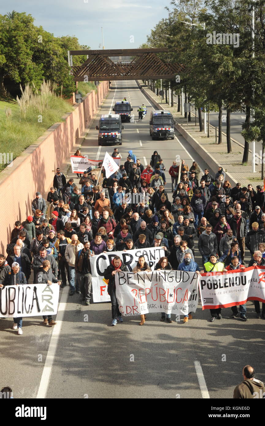 Barcelone, Espagne. 05Th nov, 2017. des groupes de cdr ( comites de defensa del référendum o la republica ) de Poble Nou et Sant Adria arrêter le trafic à Ronda Litoral au cours d'une grève générale pour réclamer la libération de prisonniers politiques. 8 novembre 2017. de Barcelone, Catalogne Espagne. Comités Comité de défense de la défense crédit : république alberto paredes/Alamy live news Banque D'Images