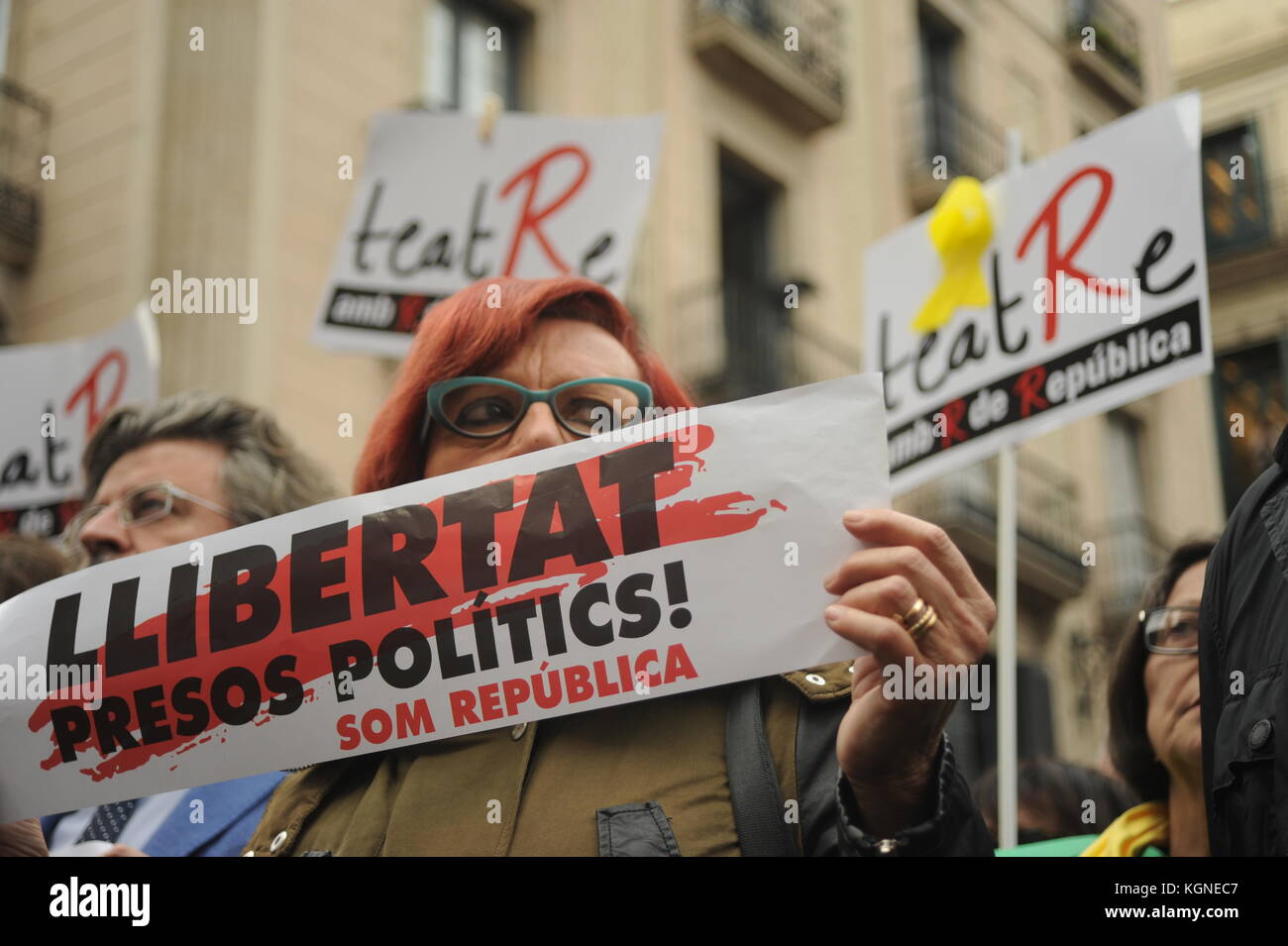 Barcelone, Espagne. 05Th nov, 2017. démonstration pendant une grève générale pour réclamer la libération de prisonniers politiques. 8 novembre 2017. La place Sant Jaume, Barcelone, Catalogne, espagne. Credit : crédit : Alberto alberto paredes paredes/Alamy live news Banque D'Images