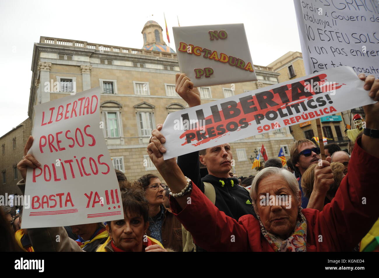 Barcelone, Espagne. 05Th nov, 2017. démonstration pendant une grève générale pour réclamer la libération de prisonniers politiques. 8 novembre 2017. La place Sant Jaume, Barcelone, Catalogne, espagne. Credit : crédit : Alberto alberto paredes paredes/Alamy live news Banque D'Images