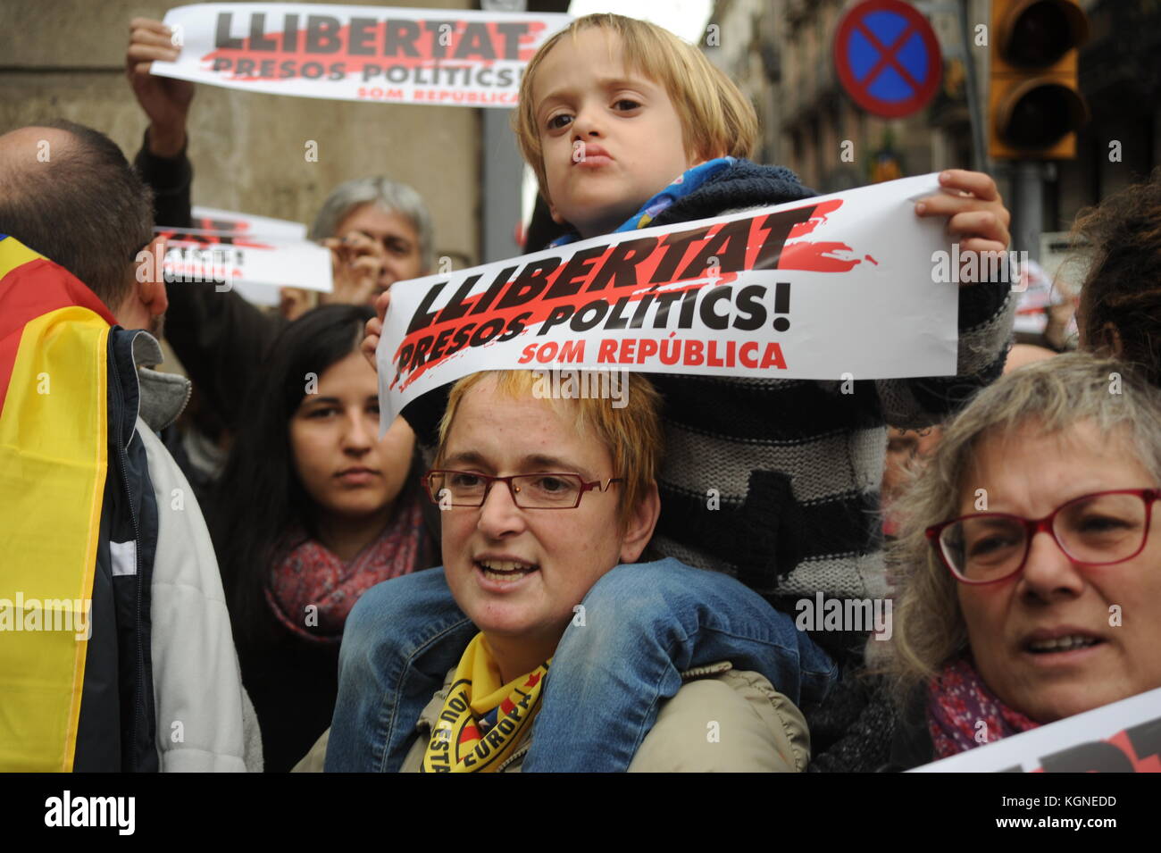 Barcelone, Espagne. 05Th nov, 2017. démonstration pendant une grève générale pour réclamer la libération de prisonniers politiques. 8 novembre 2017. La place Sant Jaume, Barcelone, Catalogne, espagne. Credit : crédit : Alberto alberto paredes paredes/Alamy live news Banque D'Images