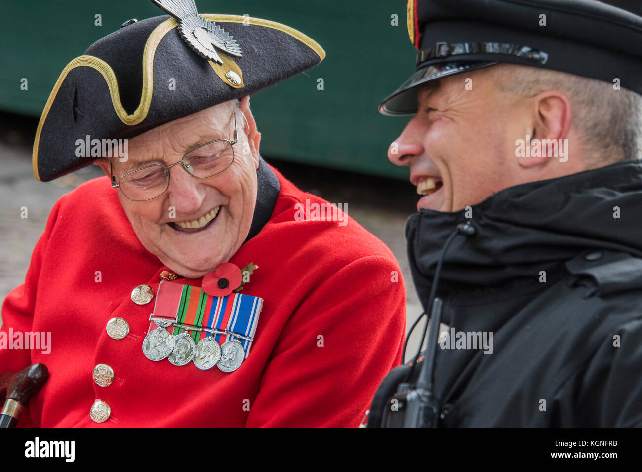 L'Abbaye de Westminster, Londres, Royaume-Uni. Nov 9, 2017. A Chelsea retraité partage une blague avec l'un de l'équipe de sécurité - le prince Harry visite le domaine du souvenir à l'abbaye de Westminster et rencontre le doyen de Westminster, le président de l'usine de pavot et le président national de la Royal British Legion. Il a déposé une Croix du Souvenir en face de croix de bois des tombes de soldats britanniques inconnus. Après le "Last Post" et d'un deux minutes de silence il a rencontré des anciens combattants. Crédit : Guy Bell/Alamy Live News Banque D'Images