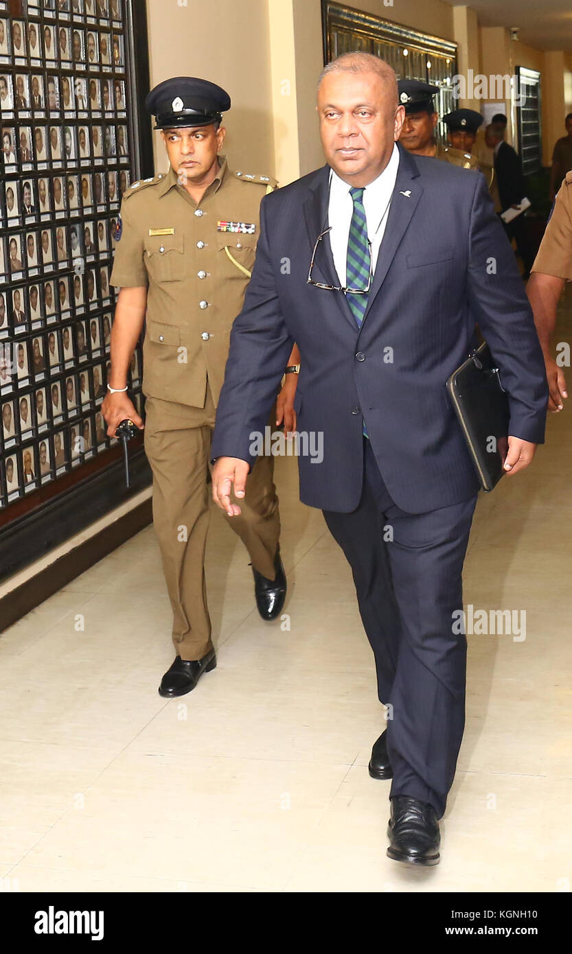 Colombo, Sri Lanka. Nov 9, 2017. Le ministre des Finances, Sri Lanka Mangala Samaraweera arrivant au Parlement pour présenter le budget annuel 2018 au Parlement le 9 novembre 2017 Credit : Pradeep dambarage/Alamy live news Banque D'Images