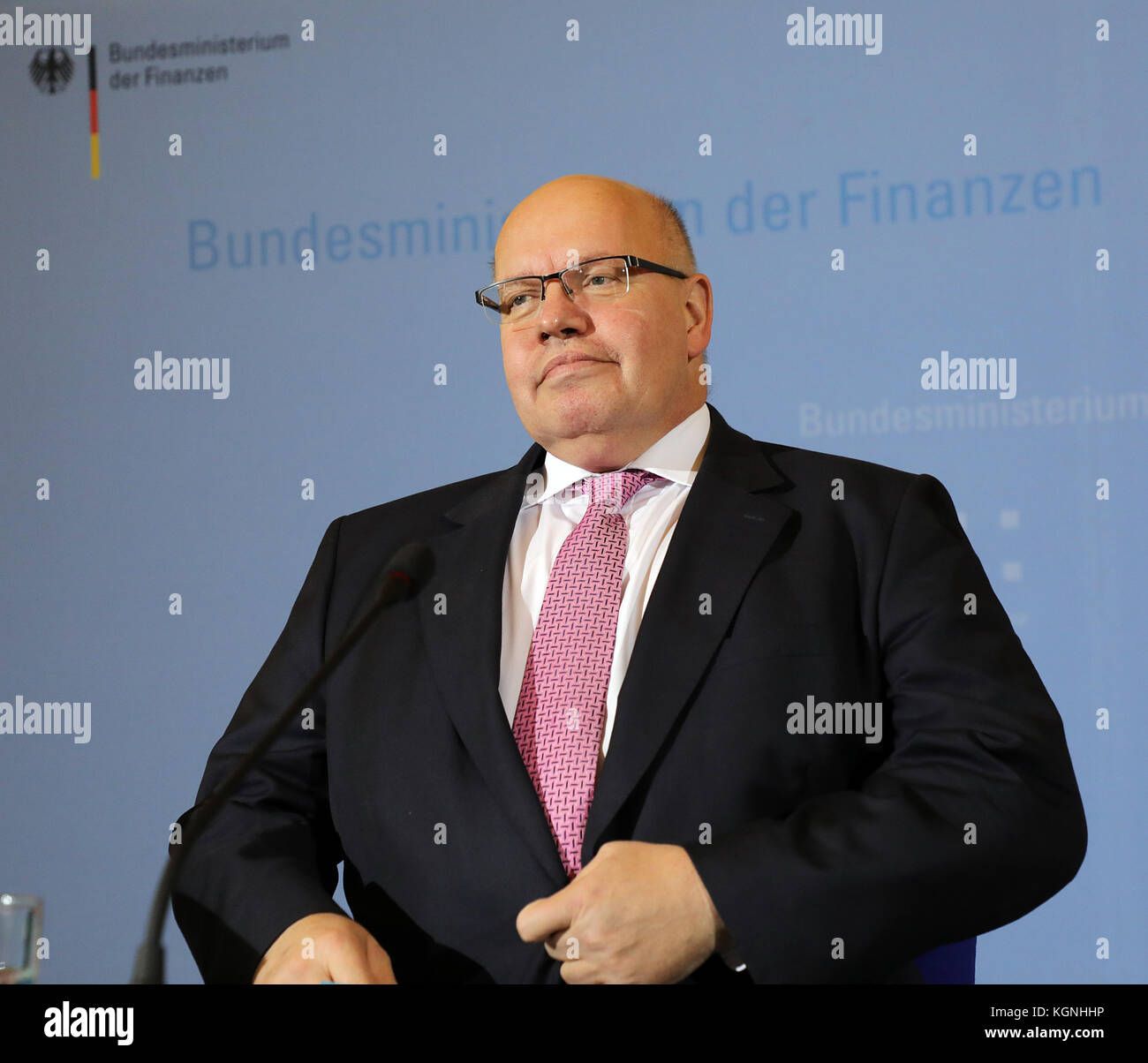 Peter Altmeier, ministre exécutif des Finances (CDU), photographié lors d'une conférence de presse sur l'annonce des résultats de l'estimation fiscale au ministère des Finances à Berlin, Allemagne, le 9 novembre 2017. Des experts de la Fédération, des états, de la banque fédérale, des associations locales, des instituts de recherche ainsi que de l’office public de la statistique ont estimé les recettes fiscales pendant trois jours. Les chiffres sont attendus par les partenaires de la possible coalition jamaïcaine au parlement allemand du Bundestag. Ce n'est qu'après l'annonce des chiffres que les parties impliquées dans les pourparlers exploratoires connaissent h. Banque D'Images