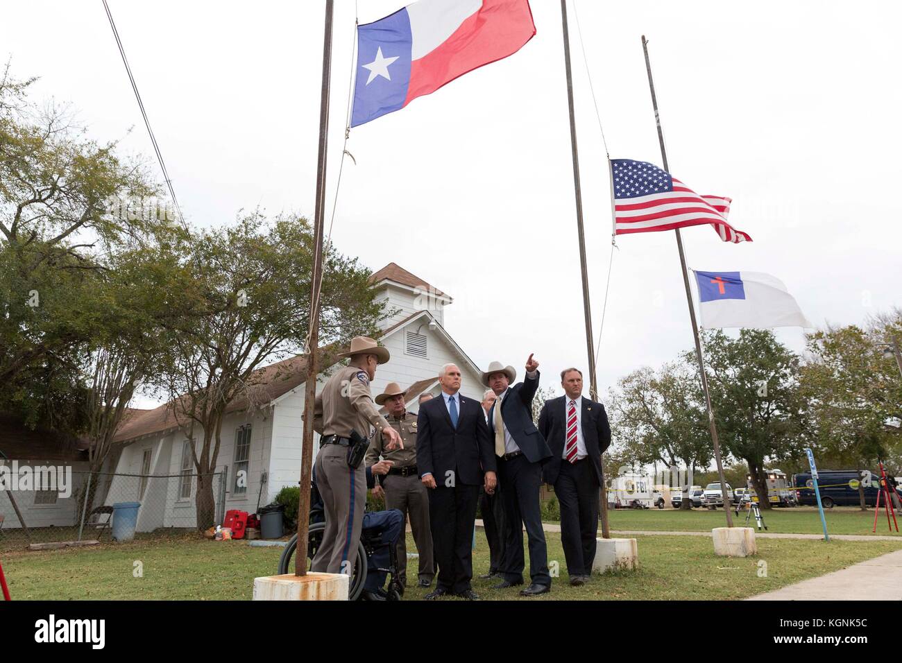 Texas, États-Unis. 8 novembre 2017. Le vice-président américain Mike Pence est informé sur la scène du crime par des responsables de l'application de la loi lors d'une visite à l'église baptiste de Sutherland Springs le 8 novembre 2017 à Floresville, Texas. Le tireur Devin Patrick Kelley a tué 26 personnes rassemblées pour le service religieux dans la petite ville du Texas. Crédit : Planetpix/Alamy Live News Banque D'Images