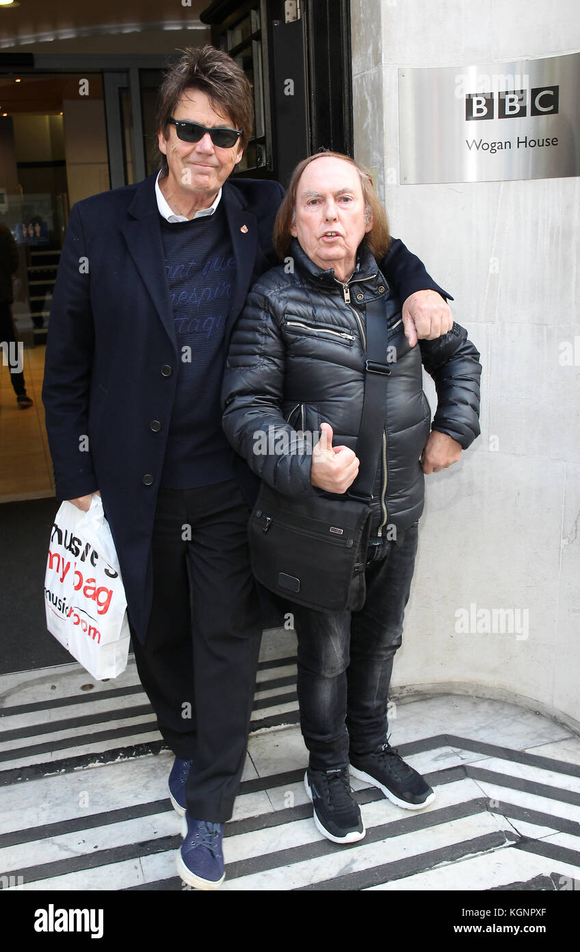 Londres, Royaume-Uni. 10 nov, 2017. Mike lire dj ( l ) et Dave Hill de slade 70's glam rock band vu à la BBC Radio 2 studios à Londres : crédit wfpa/Alamy live news Banque D'Images