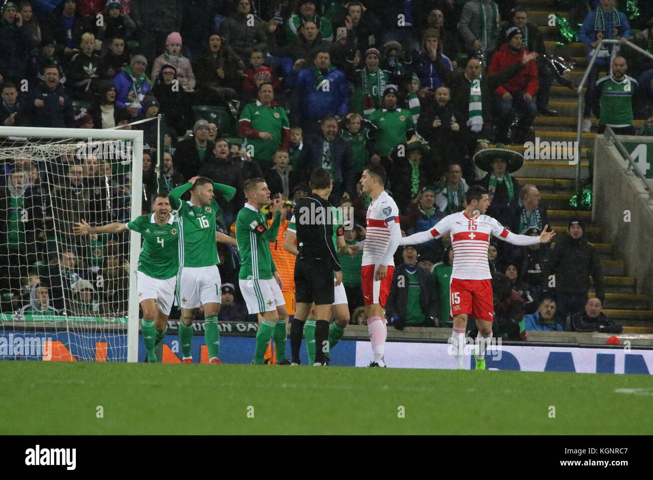 Windsor Road, Belfast, Irlande du Nord. 09Th Nov, 2017. Qualification pour la Coupe du Monde 2018 Play-Off (Première partie) - Irlande du Nord 0 Suisse 1. Ovidiu Hategan Match arbitre accorde une pénalité contre l'Irlande du Nord. Crédit : David Hunter/Alamy Live News Banque D'Images