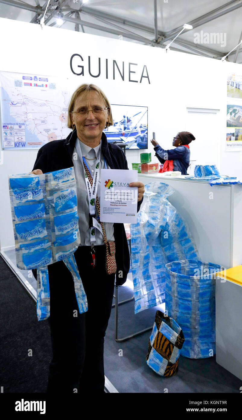 Bonn, Allemagne. 10 nov, 2017. Sylvie clapasson exécute présente son projet en faveur de l'environnement lors de la COP23 Fidji conférence de Bonn, Allemagne le 10 novembre 2017. Elle produit des vêtements et de sacs en plastique en Guinée. crédit : dominika zarzycka/Alamy live news Banque D'Images