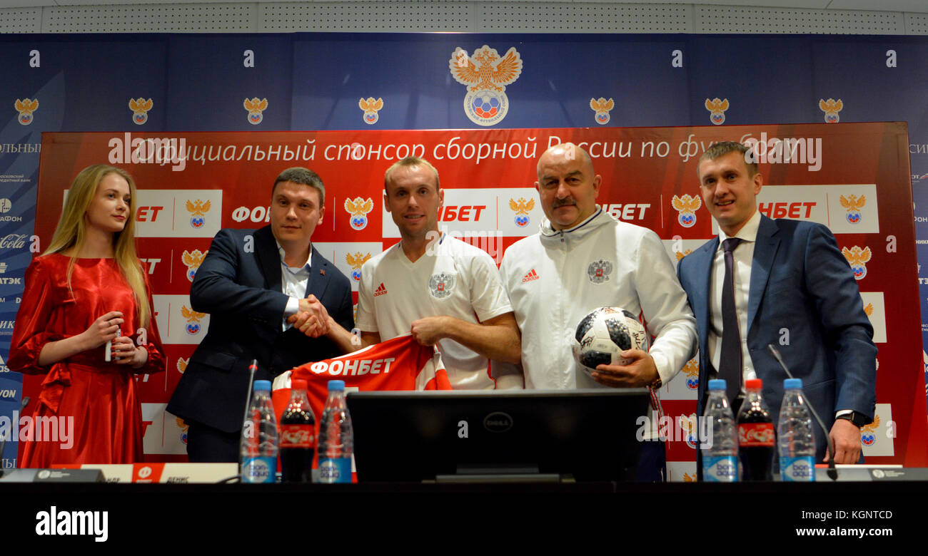 Moscou, Russie. 10 nov, 2017. Fédération de l'équipe nationale de football coach stanislav cherchesov, le milieu de terrain avec denis glushakov, directeur général de l'Union européenne de football russe aleksander alayev lors d'une conférence de presse avant d'international test match contre l'Argentine au stade Luzhniki de Moscou. crédit : alizada studios/Alamy live news Banque D'Images