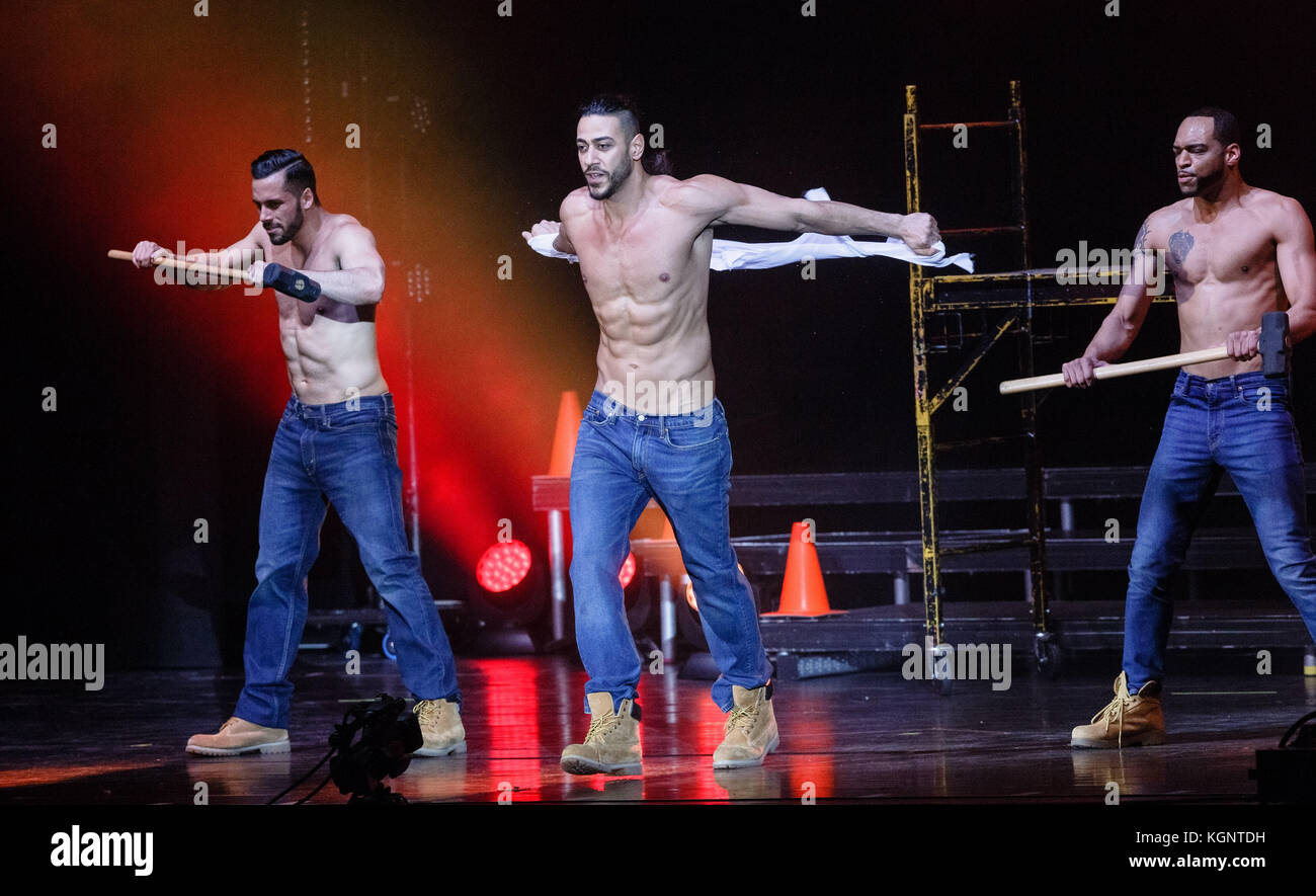 Hambourg, Allemagne. 10 Nov, 2017. Danseurs de l'effectuer à la Chippendales Mehr ! Le théâtre à l'Grossmarkt à Hambourg, Allemagne, 10 novembre, 2017. Photo : Markus Scholz/dpa/Alamy Live News Banque D'Images