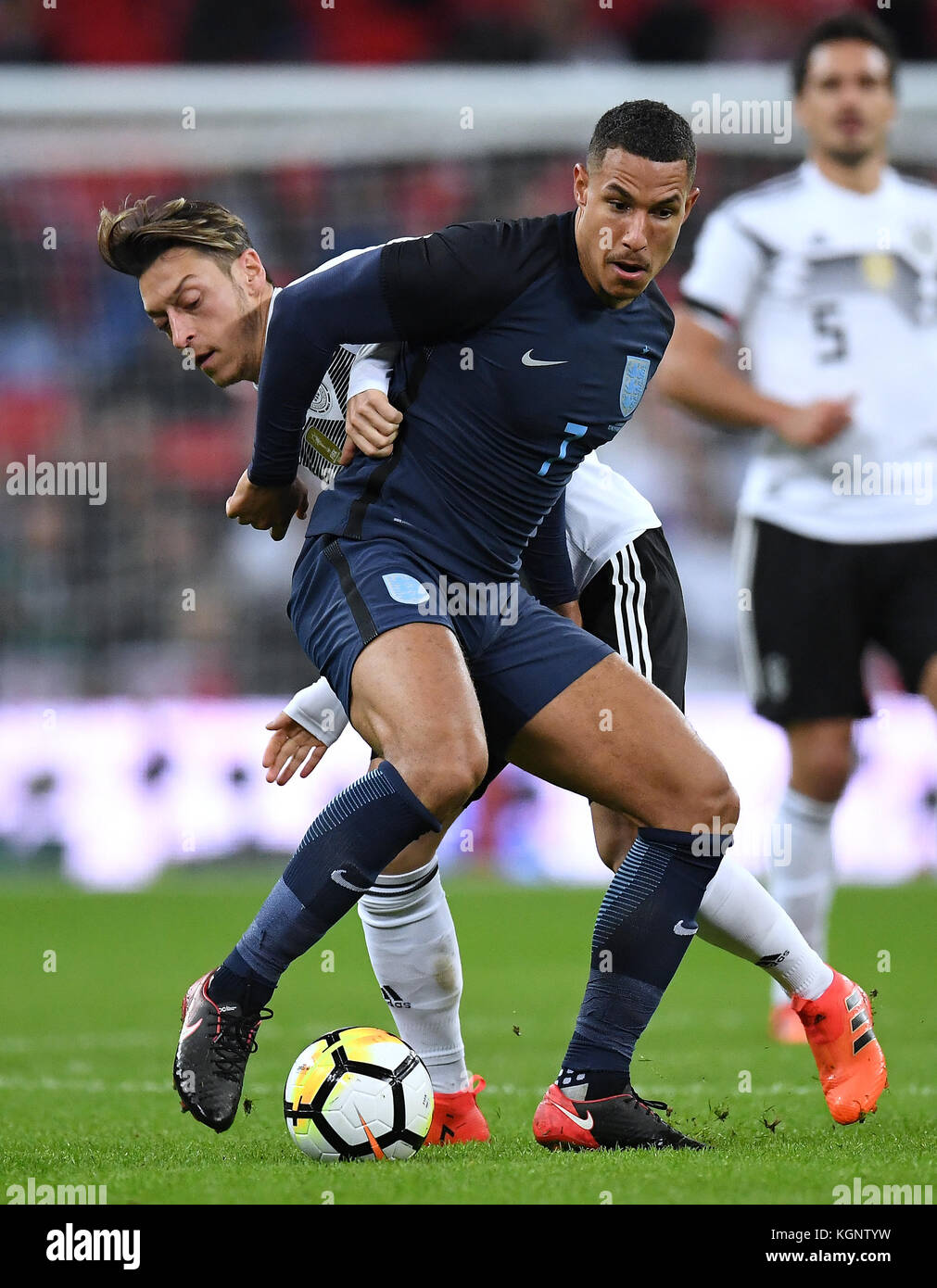 Duels/Duell Mesut Oezil (Allemagne) contre Jake Livermore (Angleterre). GES/ Fussball/ Freundschaftsspiel : Angleterre - Allemagne, 10.11.2017 Football/Football : match amical : Angleterre vs Allemagne, Londres, 10 novembre 2017 |utilisation dans le monde entier Banque D'Images