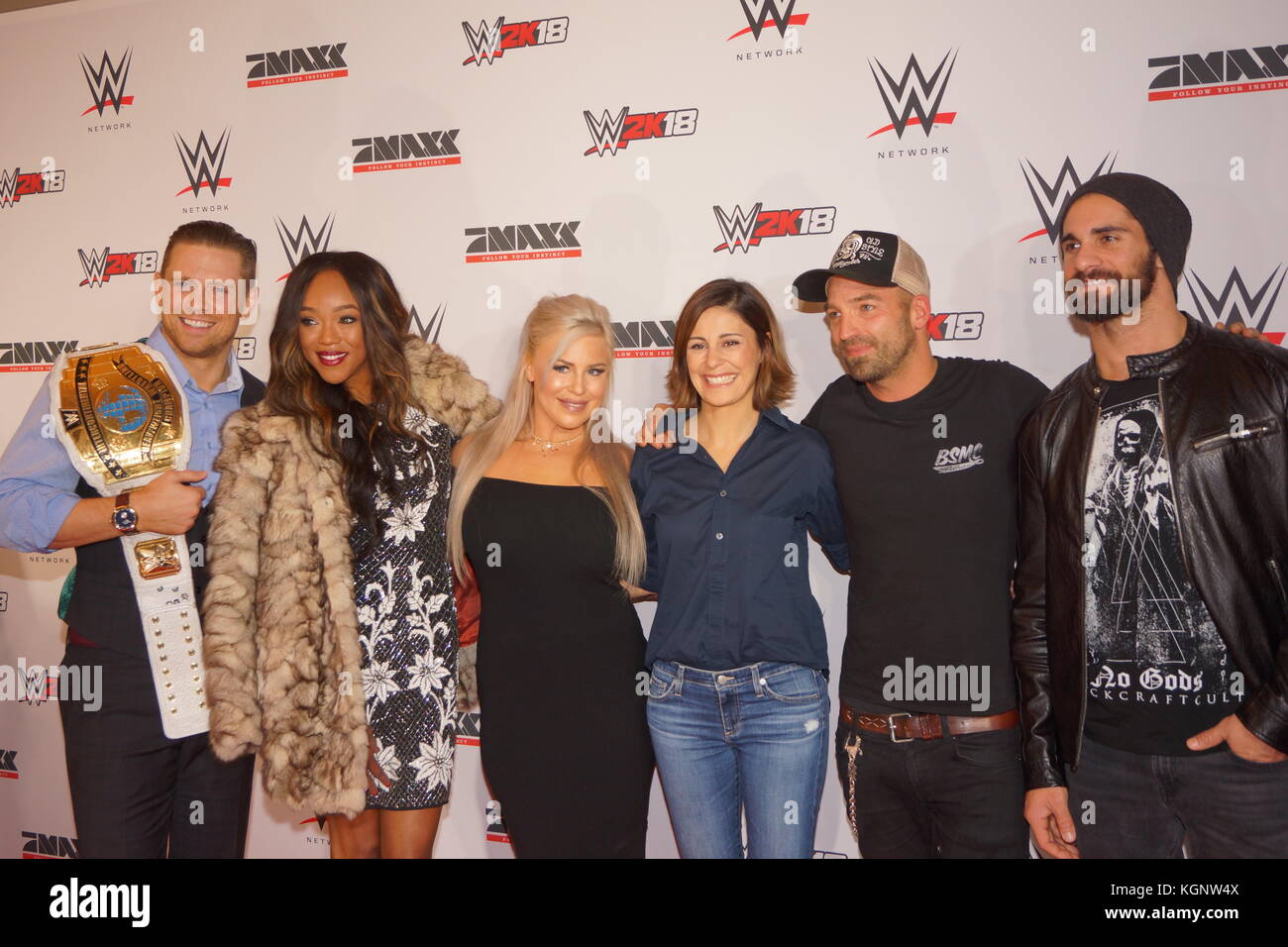 Hambourg, Allemagne. 10 novembre 2017. Seth Rollins, The Miz, Bayley, Alice Fox et Dana Brooke avec les animateurs Funda Vanroy et Niels-Pete Jensen sur le tapis rouge lors de la WWE Live Tour 2017 © Björn Deutschmann/Alamy Live News Banque D'Images