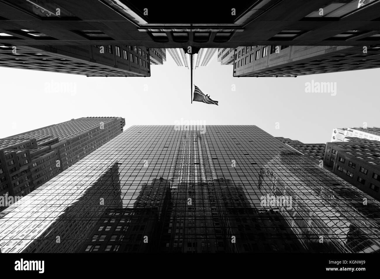 Directement au-dessous de la vue du drapeau américain au milieu des gratte-ciel contre ciel, New York City, New York, USA Banque D'Images