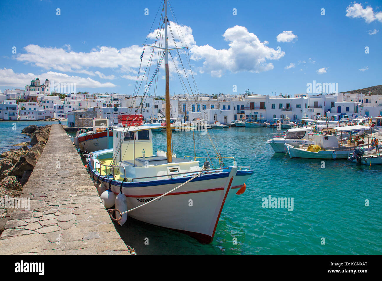 Les bateaux de pêche dans le port, derrière la principale église Panagia, Naoussa, Fischerdorf, Fischerdoerfer, village de pêcheurs, Paros, Cyclades, Grèce, Mediterr Banque D'Images