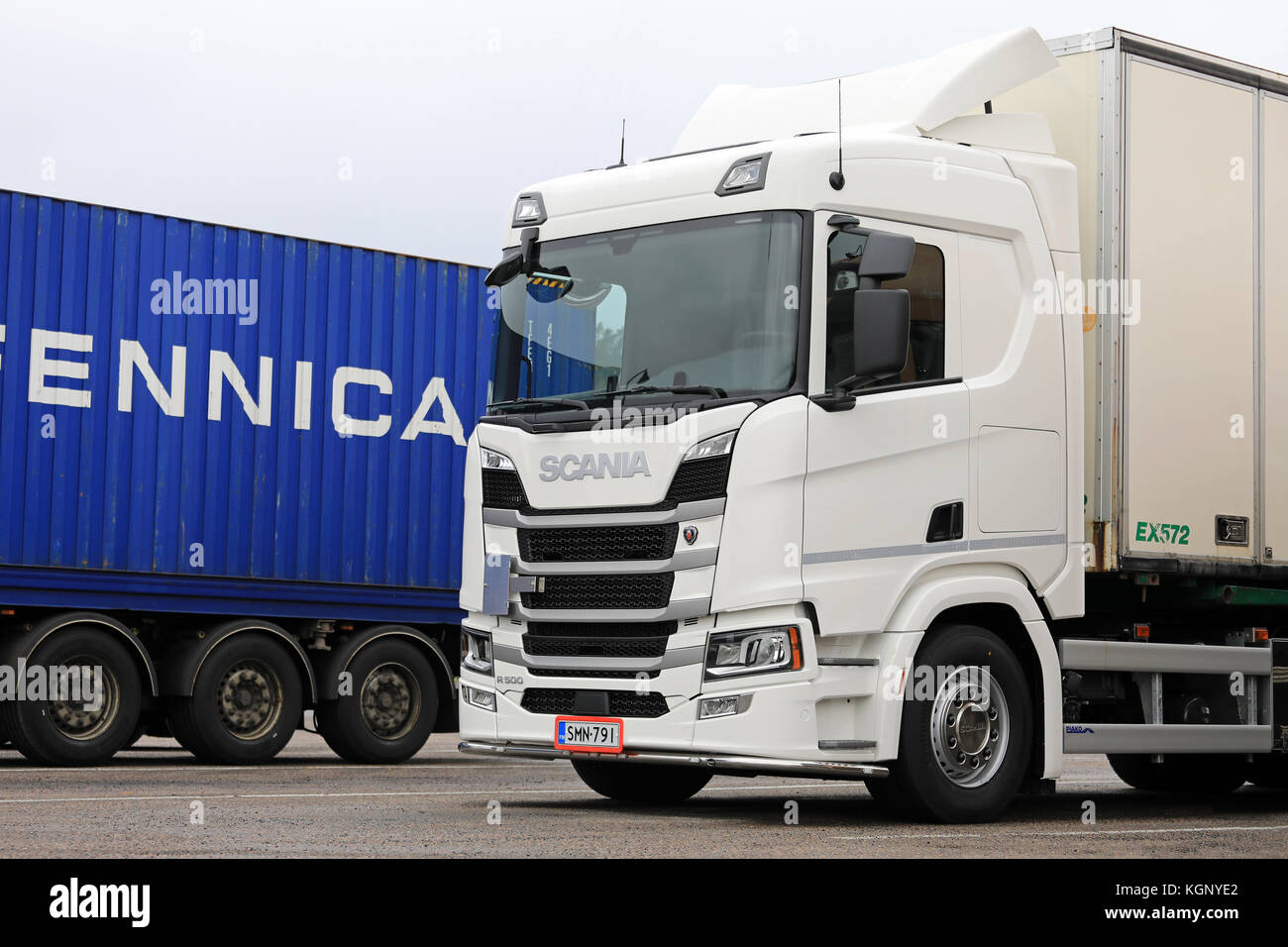 SALO, FINLANDE - 5 NOVEMBRE 2017 : camion blanc Scania R500 de nouvelle génération et remorque bleue garés sur la cour d'arrêt des camions. Banque D'Images