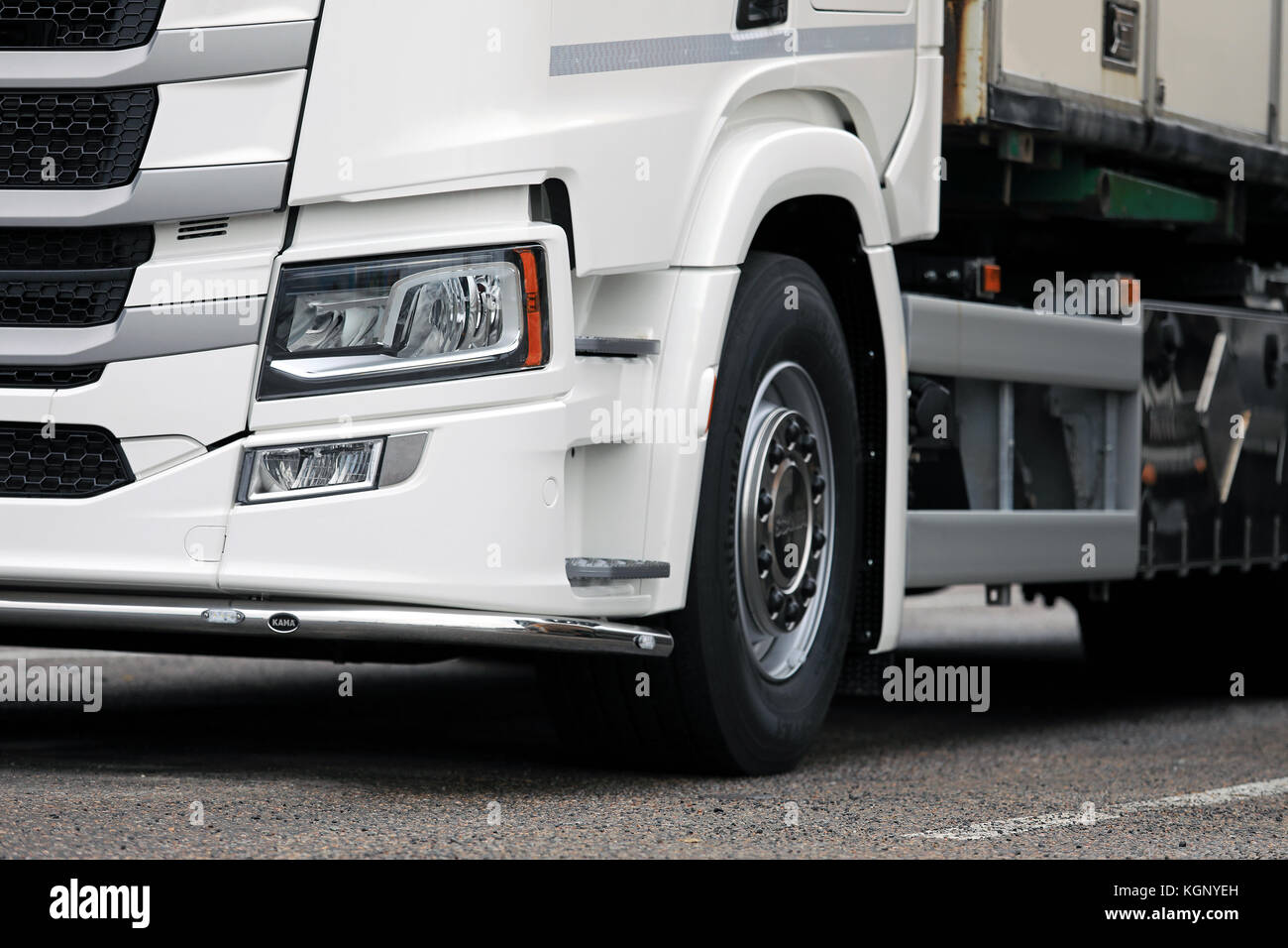 Salo, Finlande - 5 novembre, 2017 : détail de prochaine génération blanc camion Scania r500 avant. Banque D'Images