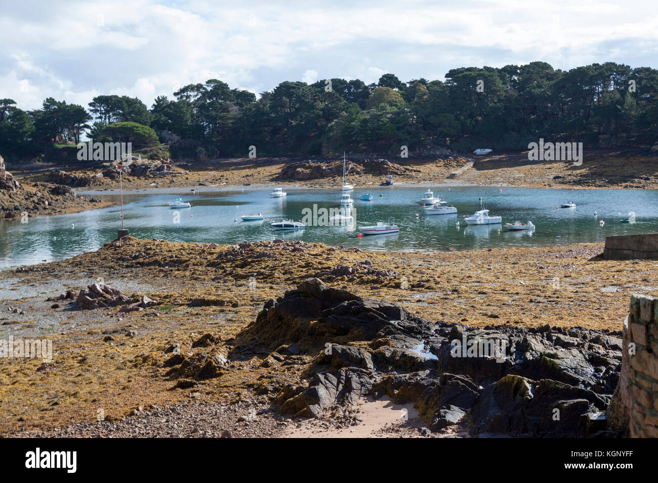 Une vue de la côte est du sud de Bréhat, à marée basse (Bretagne - France). Ici les petites embarcations a profité d'un mouillage sûr. Banque D'Images