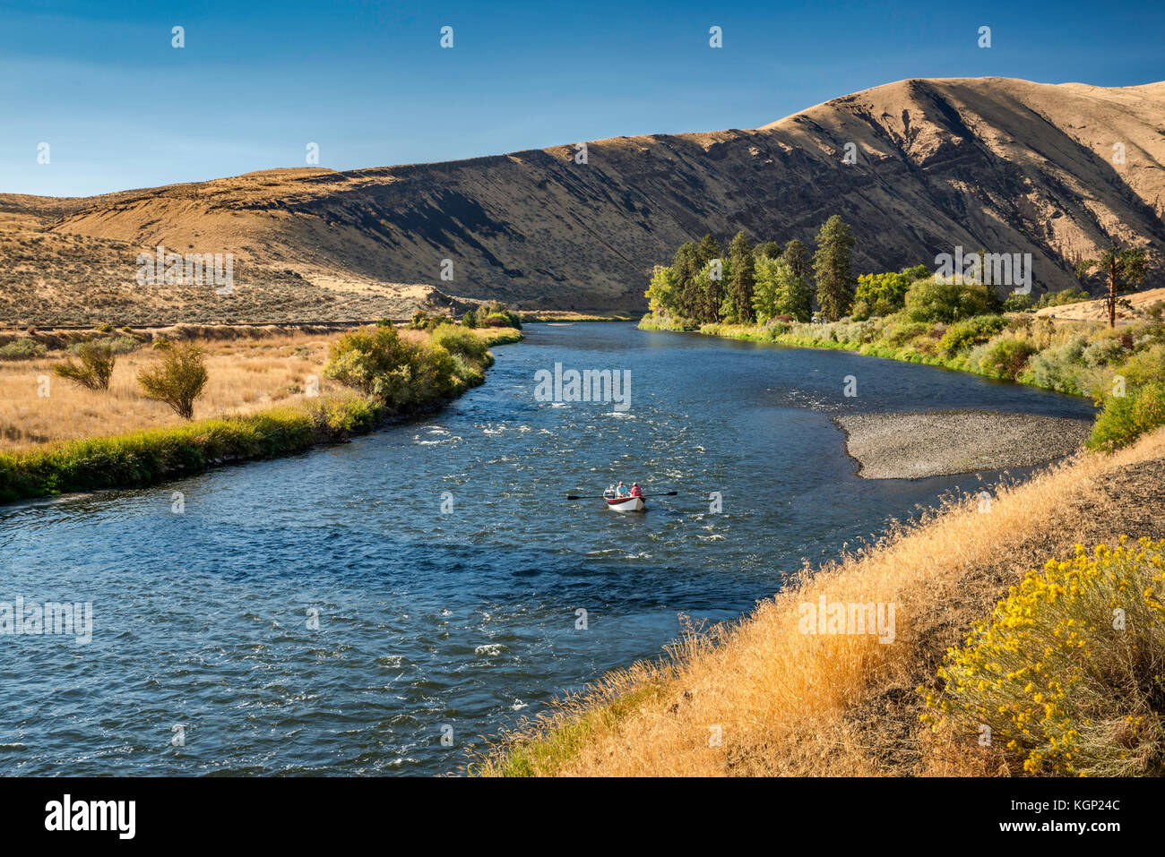 Yakima River Canyon, deux hommes en bateau, plateau de Columbia, près de Yakima, état de Washington, États-Unis Banque D'Images