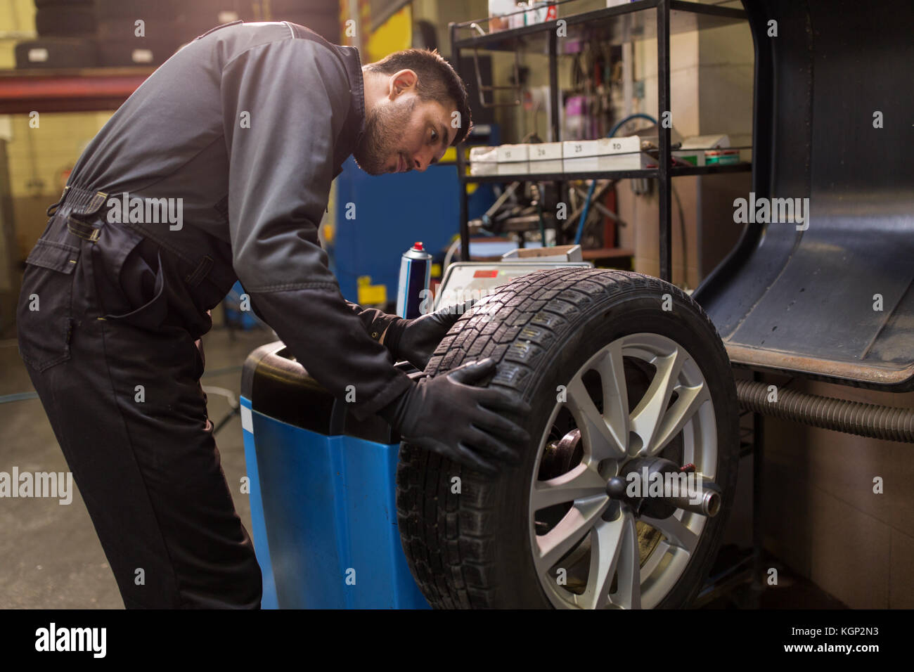 Mécanicien auto pneu de voiture d'équilibrage en atelier Banque D'Images