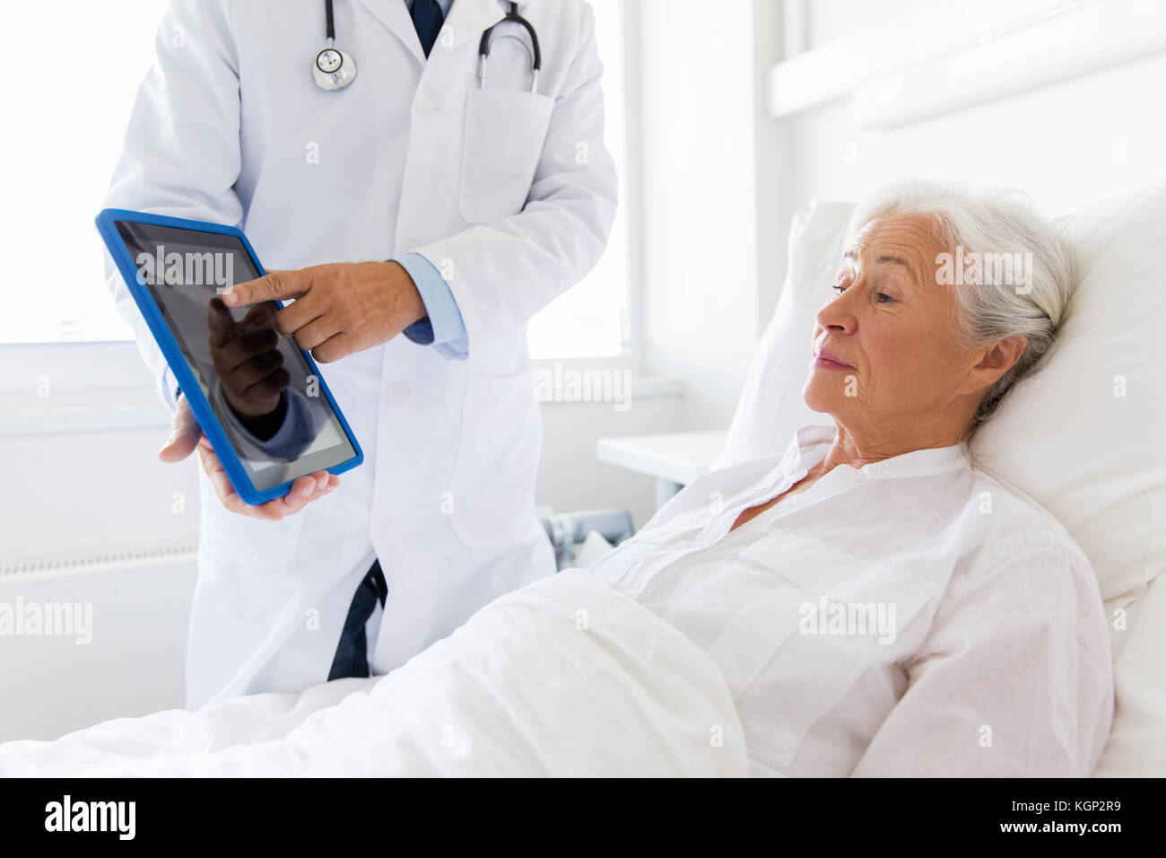 Senior woman et doctor with tablet pc à l'hôpital Banque D'Images
