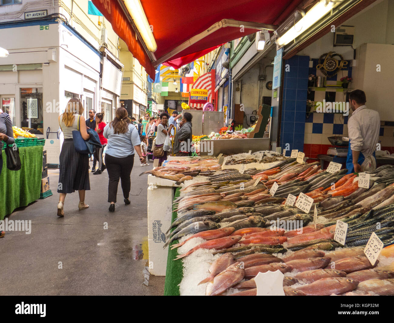 Un étal de poisson à Brixton Market Row à Brixton - l'un des endroits les plus dynamiques et multiculturels de Londres Banque D'Images