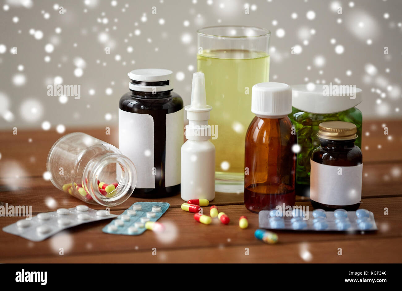 Médicaments et drogues sur table en bois Banque D'Images