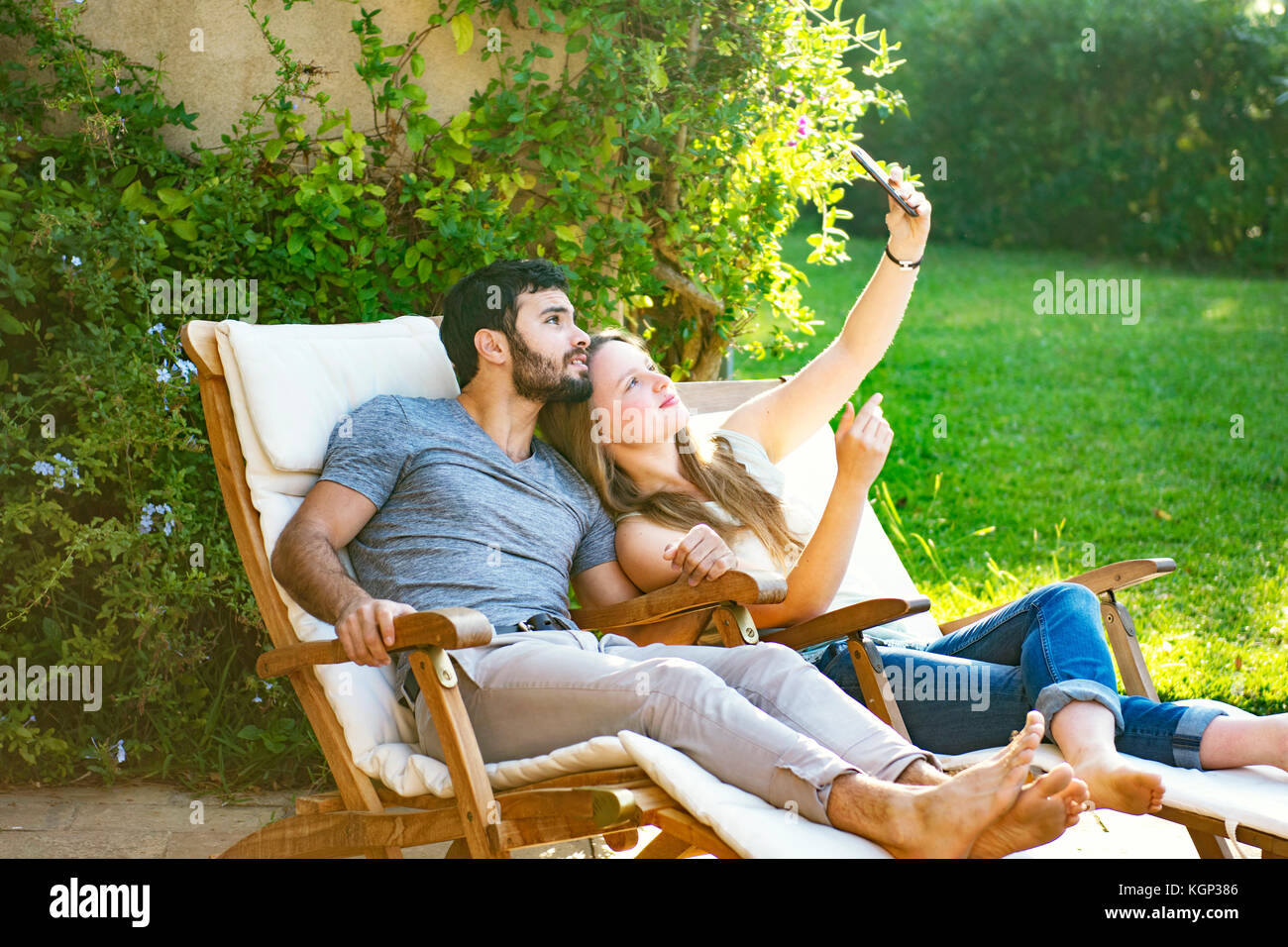 Jeune couple en tenant vos autoportraits Banque D'Images