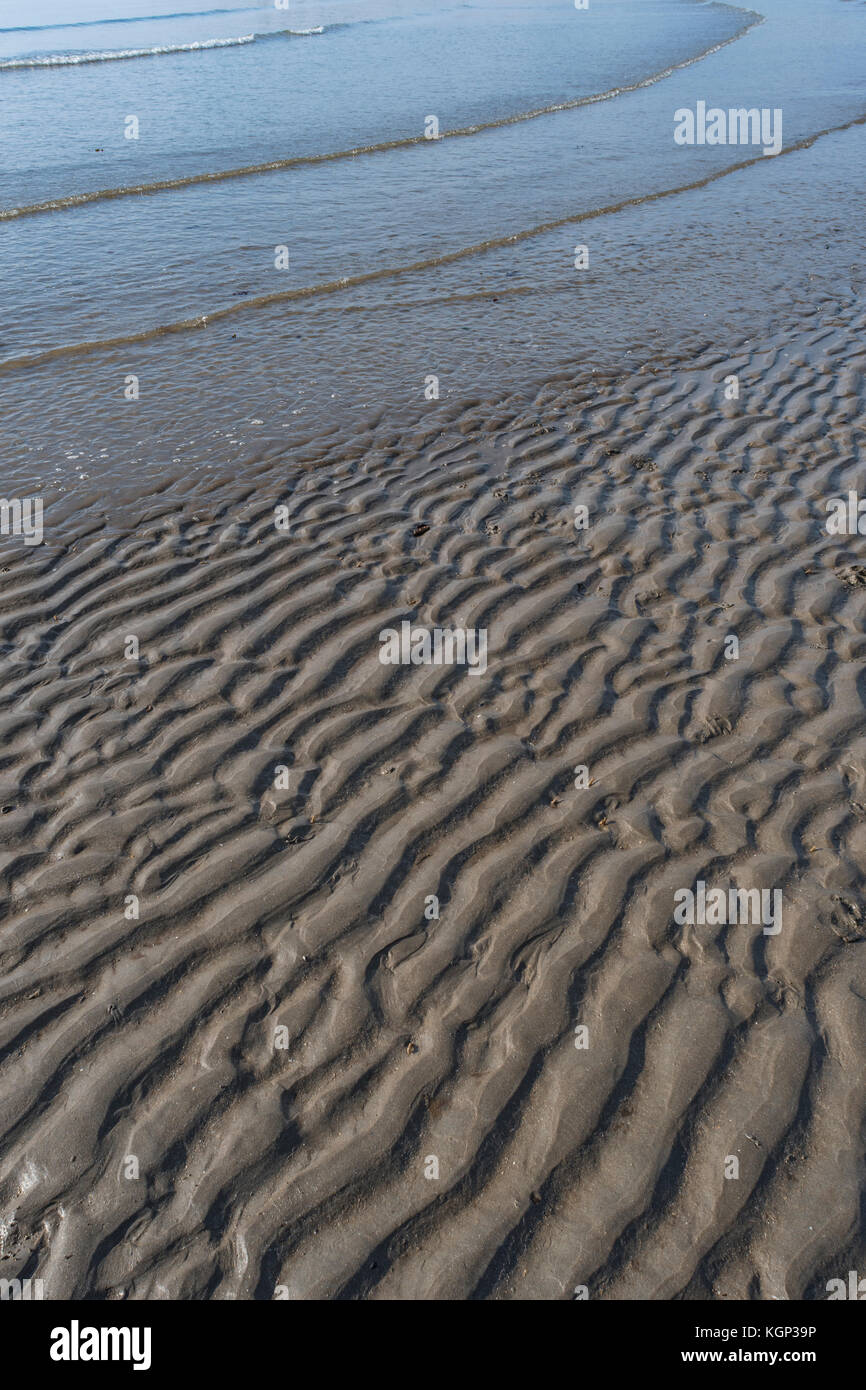 Crêtes fluviales / rivages inférieurs ondulés comme les premiers ondulations de la marée entrante avance. Pour l'étude stratigraphique. Banque D'Images