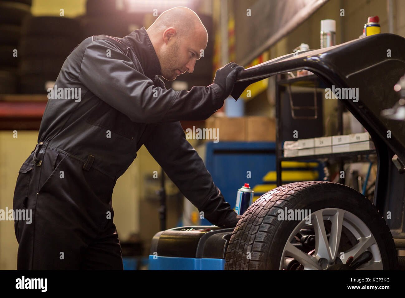 L'équilibrage de roue mécanique automobile voiture à l'atelier Banque D'Images