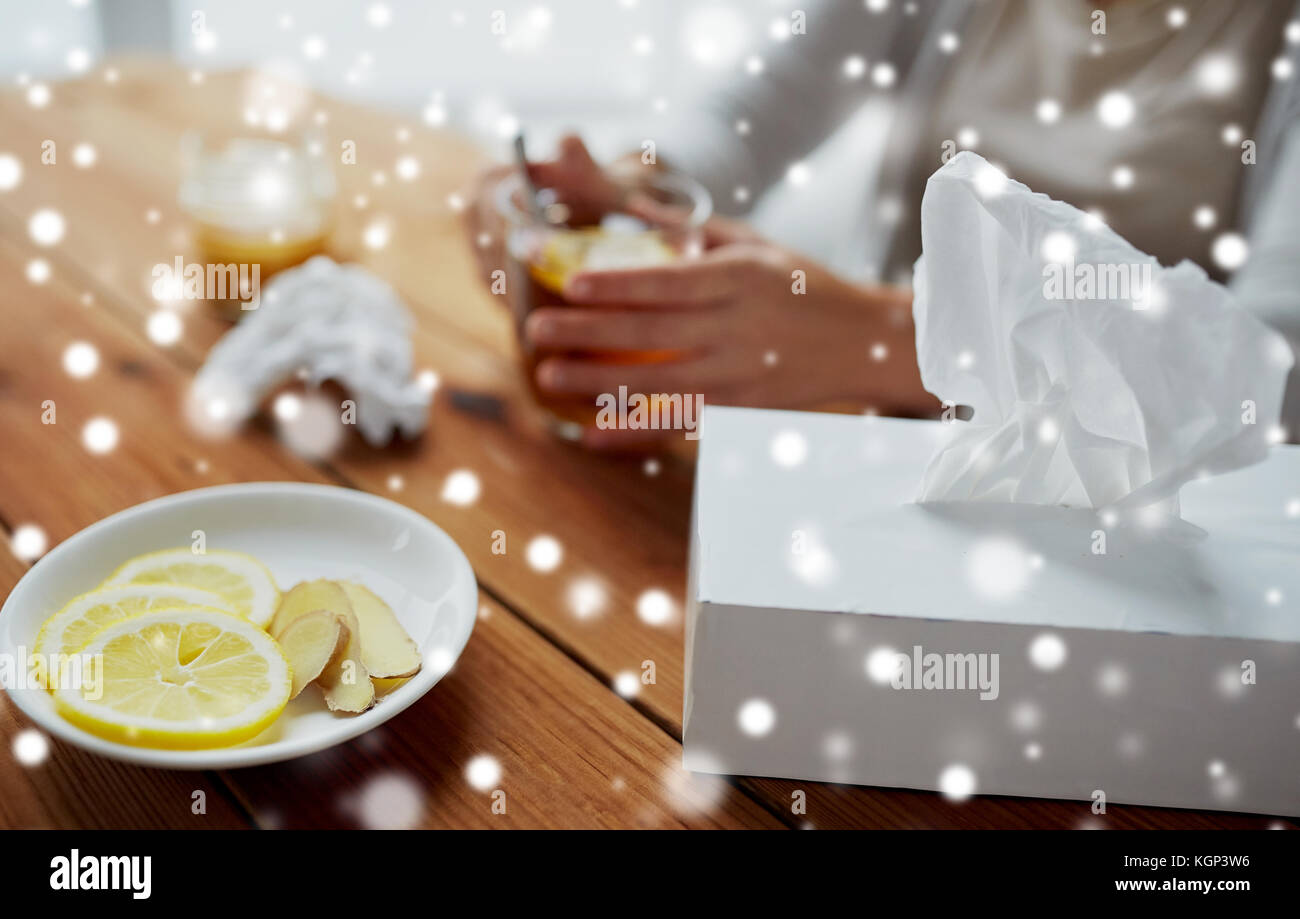 Lingettes en papier fort avec le citron et le gingembre on plate Banque D'Images