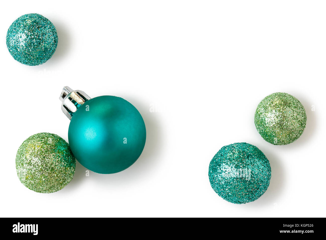 Beau, lumineux, moderne, contemporain bleu et vert décorations ornements de Noël avec des paillettes scintillantes isolé sur fond blanc Banque D'Images