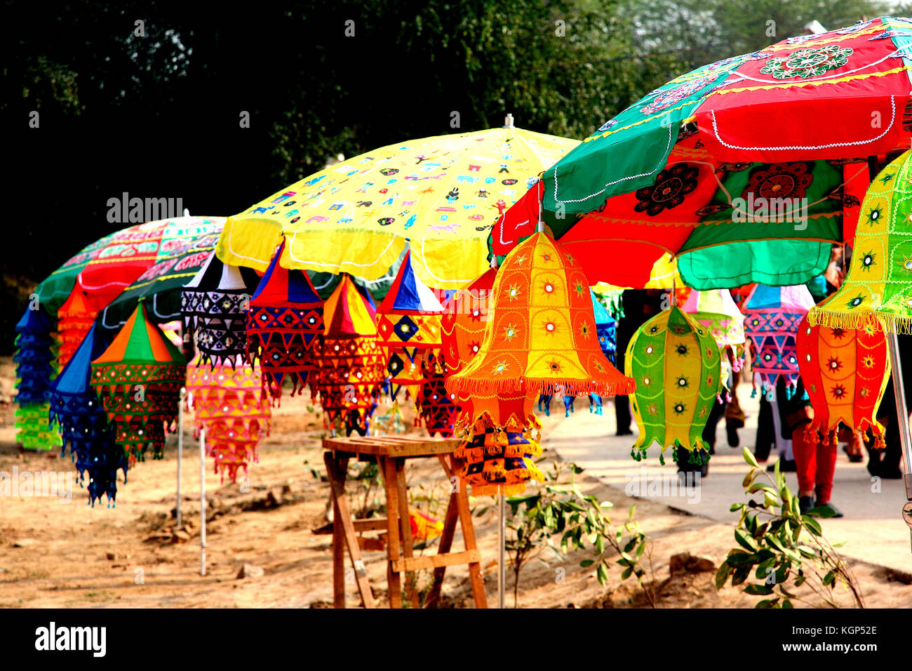 Jardin parasol parasols colorés et des abat-jour sur l'affichage à  surajkund foire d'artisanat, Faridabad, Inde Photo Stock - Alamy