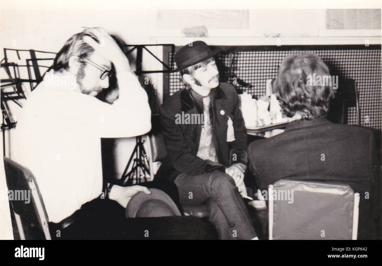 Ringo Starr et Beatles roadie Mal Evans à Abbey Road studios pendant l'enregistrement du Sergent Pepper Banque D'Images
