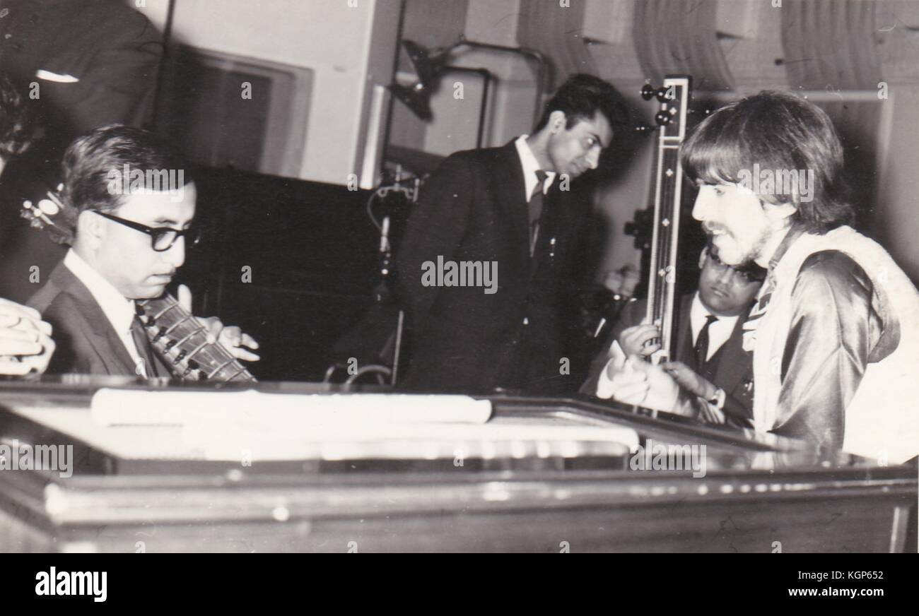 George Harrison de The Beatles Recording 'Within You, Without You' pour l'album Sergeant Pepper avec des musiciens indiens, 1967 Banque D'Images