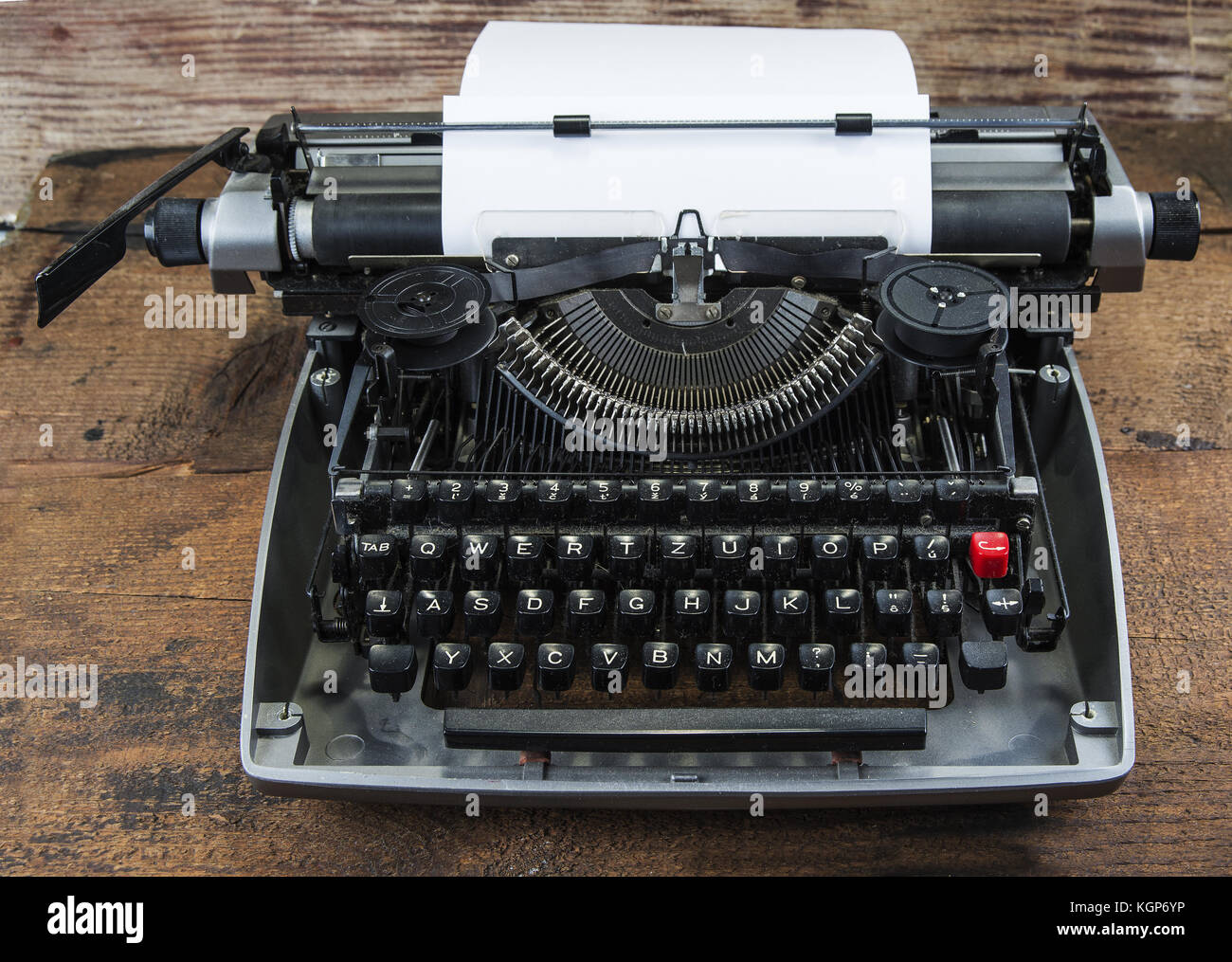 Vieille machine à écrire à partir de 1970 avec copie papier et l'espace. Banque D'Images