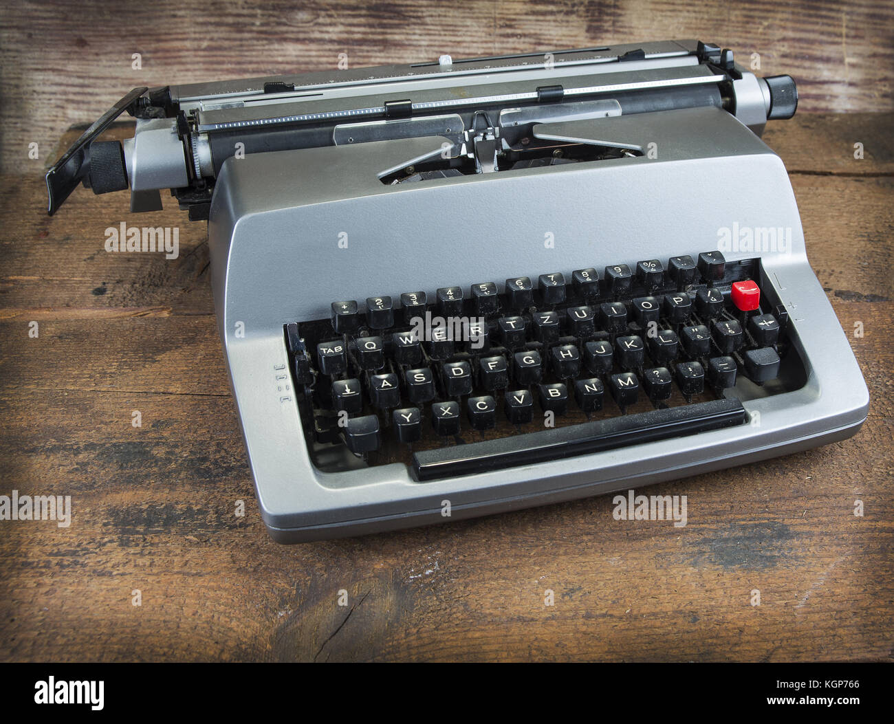 Vieille machine à écrire à partir de 1970 avec copie papier et l'espace. Banque D'Images