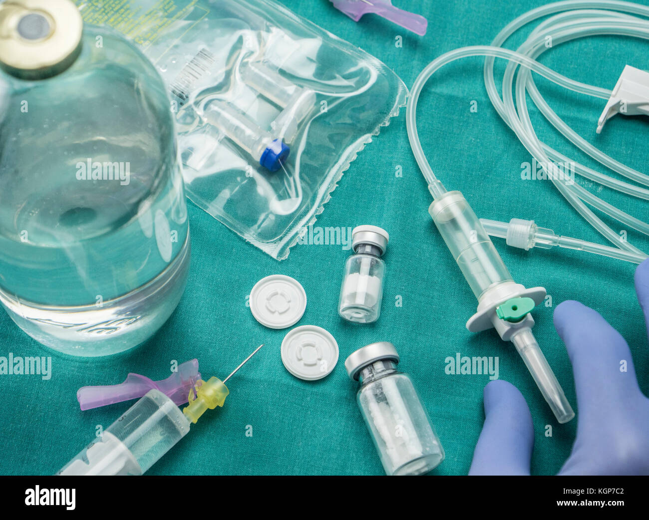 Médecin de la préparation de médicaments pour injection, conceptual image Banque D'Images