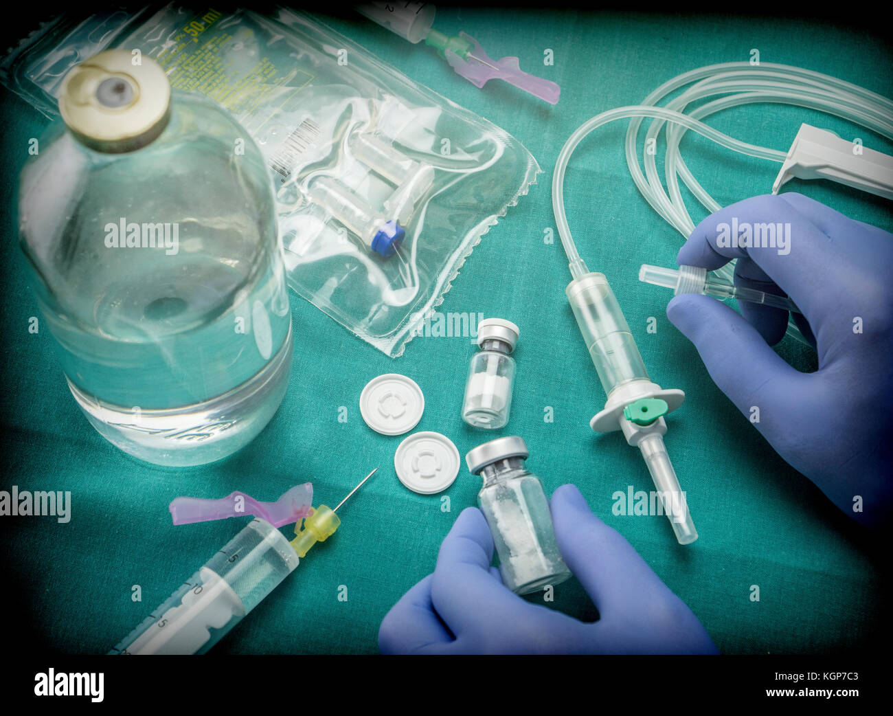 Médecin de la préparation de médicaments pour injection, conceptual image Banque D'Images