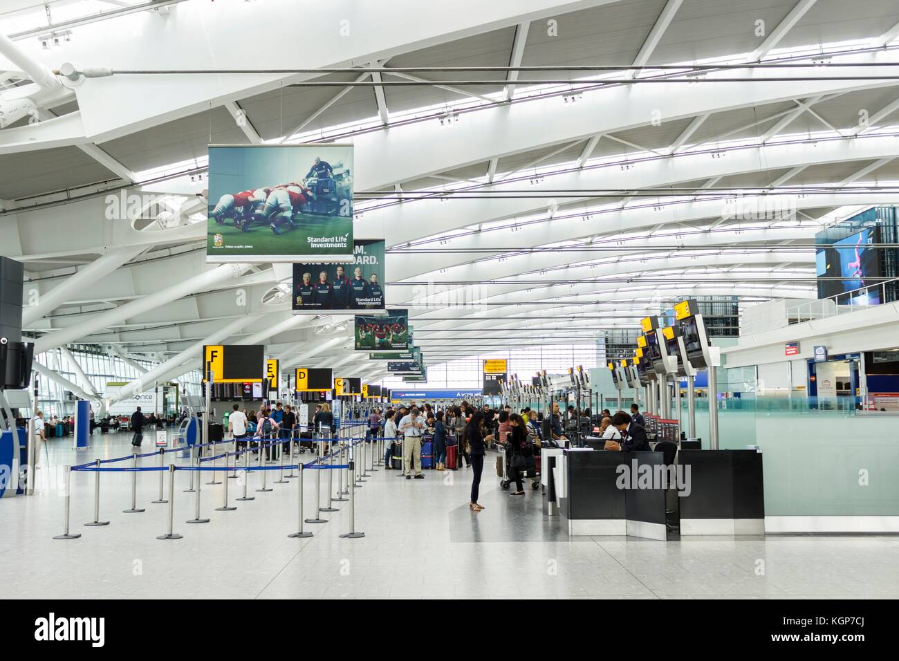 Les passagers font la queue pour s'enregistrer dans le hall des départs du terminal 5 de l'aéroport d'Heathrow Banque D'Images