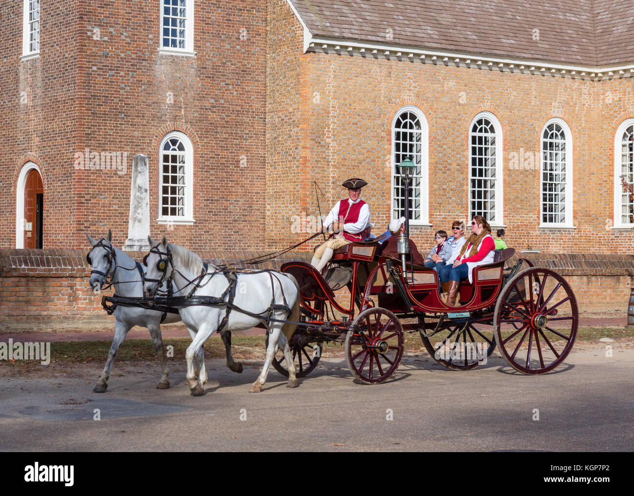 Cheval et balade en calèche dans la ville coloniale de Williamsburg, Virginie, USA Banque D'Images