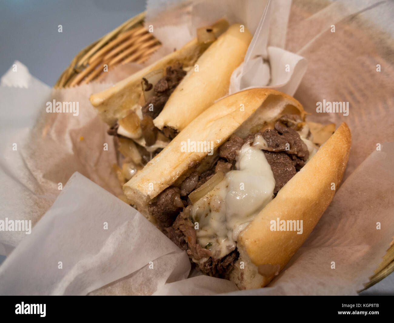 Close up d'un authentique Philly Cheesesteak sandwich de Campo's Deli sur Market Street à Philadelphie, Pennsylvanie, États-Unis. Banque D'Images