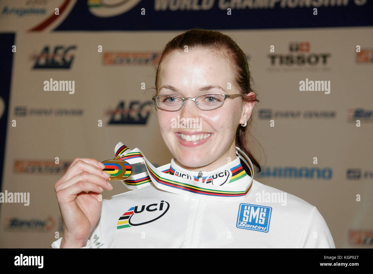 Victoria Pendleton, de Grande-Bretagne, sa médaille d'or pour gagner le sprint femmes à l'UCI Cyclisme sur Piste Championnats du monde à Carson, Californie, le 26 mars 2005. Photo par Francis Specker Banque D'Images