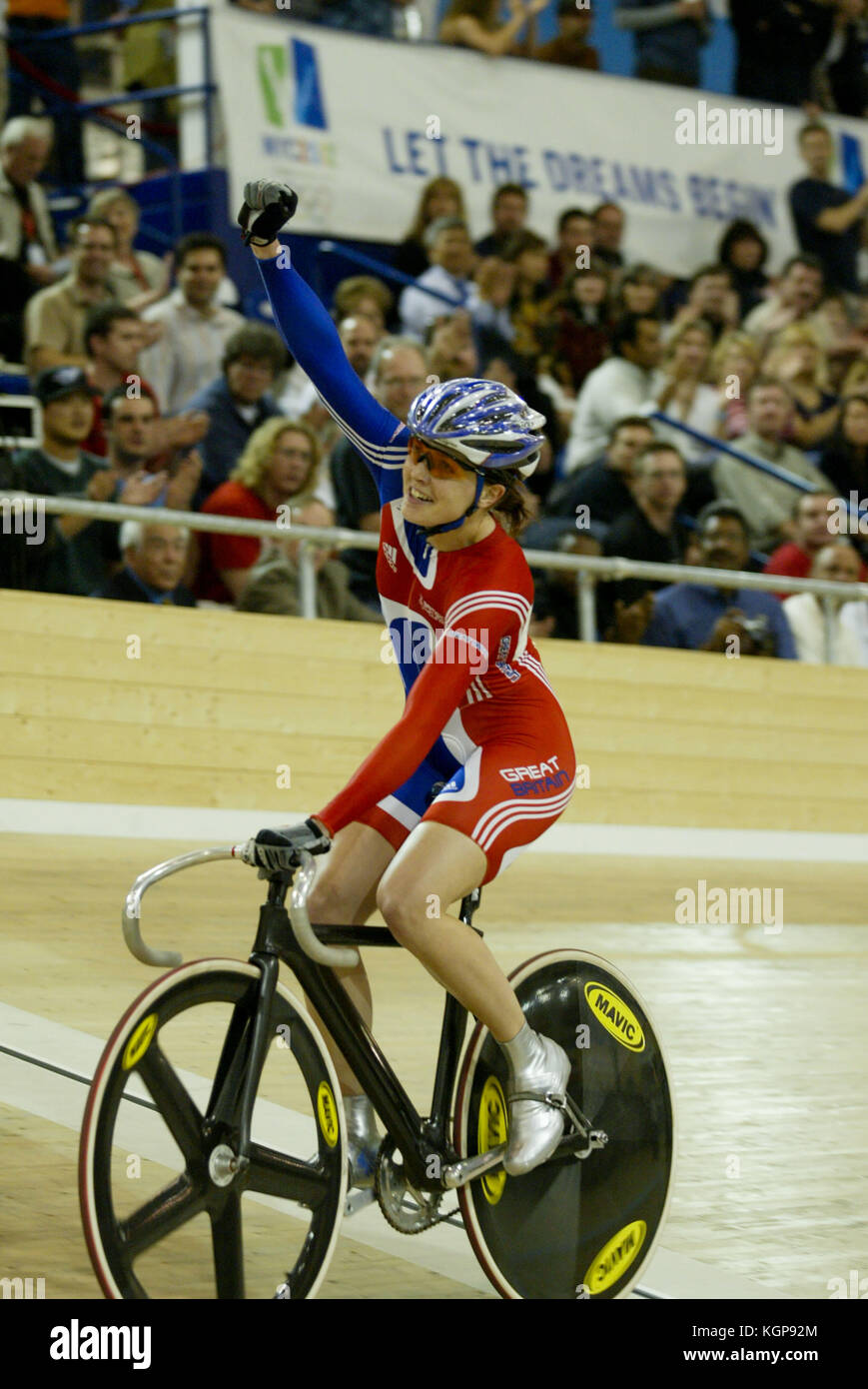 Victoria Pendleton de Grande-bretagne célèbre sa victoire de la sprint femmes à l'UCI Cyclisme sur Piste Championnats du monde à Carson, Californie, le 26 mars 2005. Photo par Francis Specker Banque D'Images