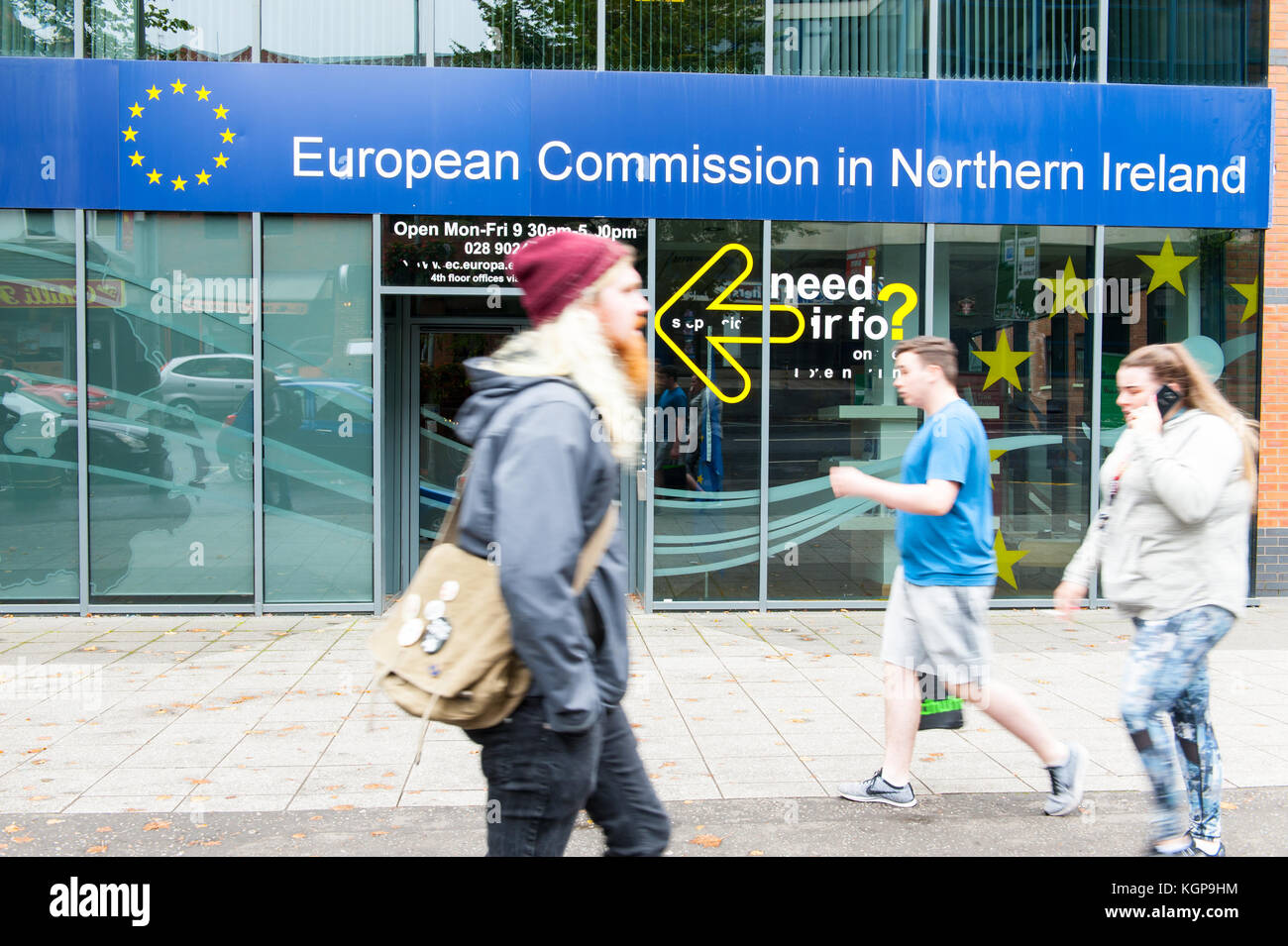 La Commission européenne Bureau à Belfast, Royaume-Uni, avec des gens qui marchent en avant. Le bureau de la commission européenne en Irlande du Nord a été fixé u Banque D'Images