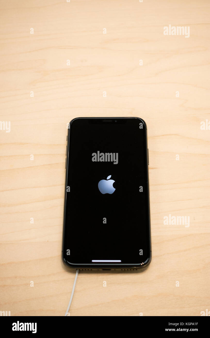 Logo Apple s'affiche sur un nouvel iphone x Banque D'Images