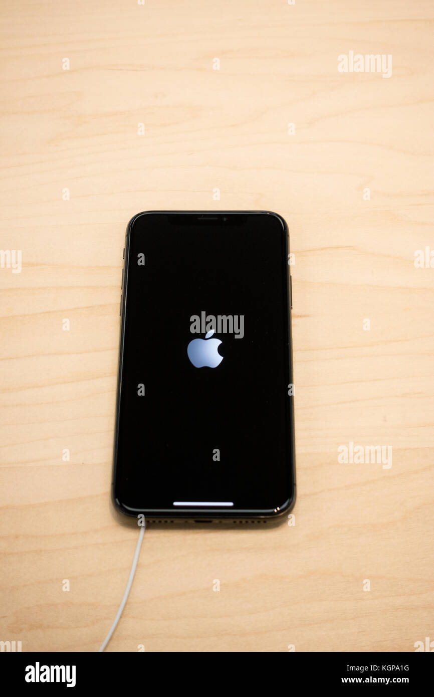 Logo Apple s'affiche sur un nouvel iphone x Banque D'Images